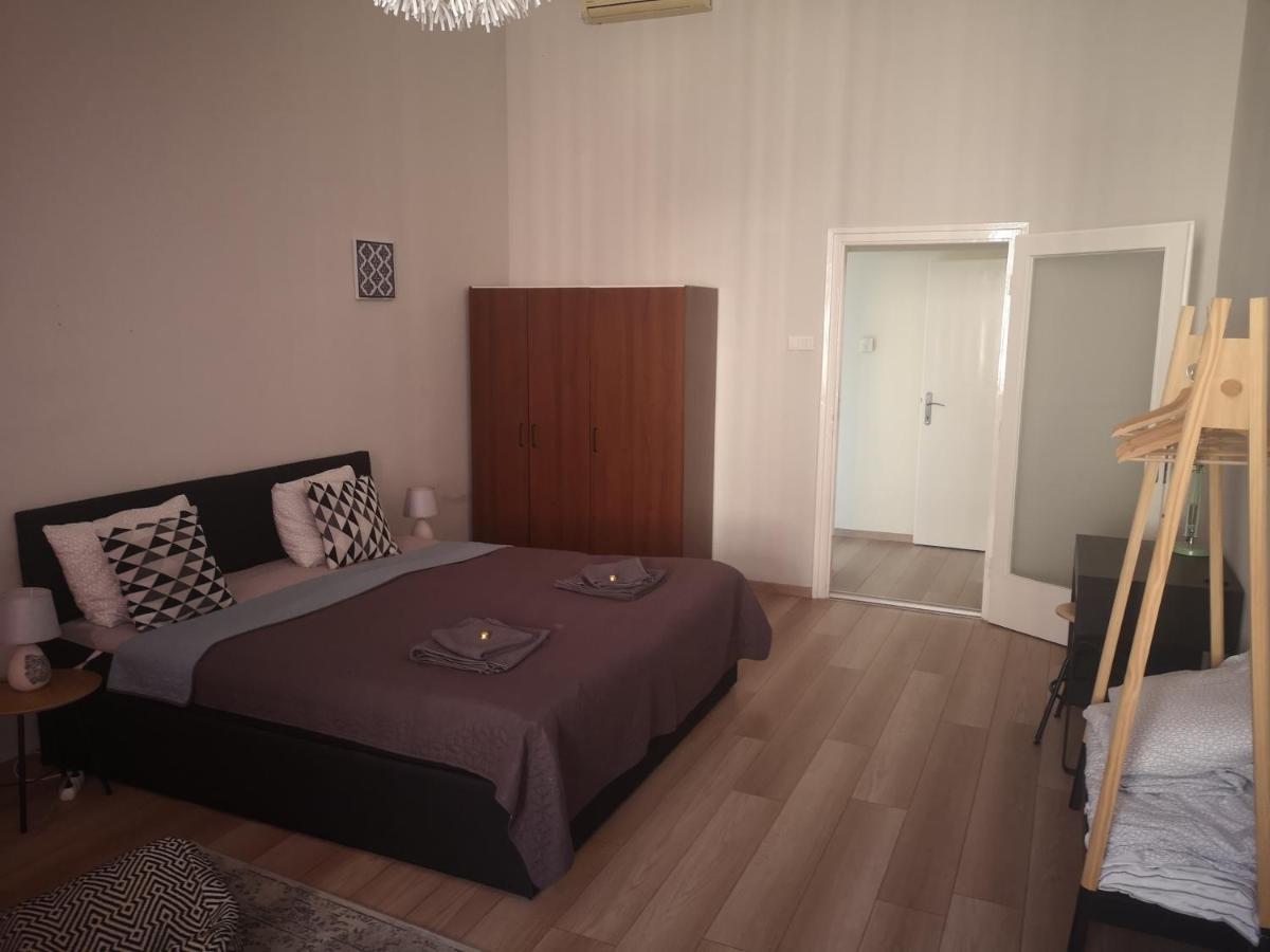 Palace - Belvarosi Apartman เอ็กเกอร์ ภายนอก รูปภาพ